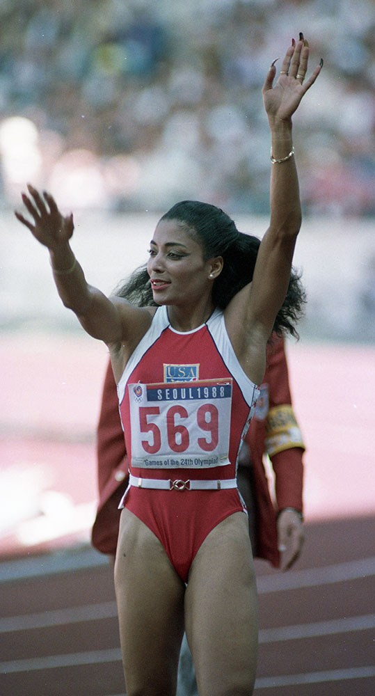 １９８８年ソウル五輪の陸上女子２００メートルで優勝したジョイナー