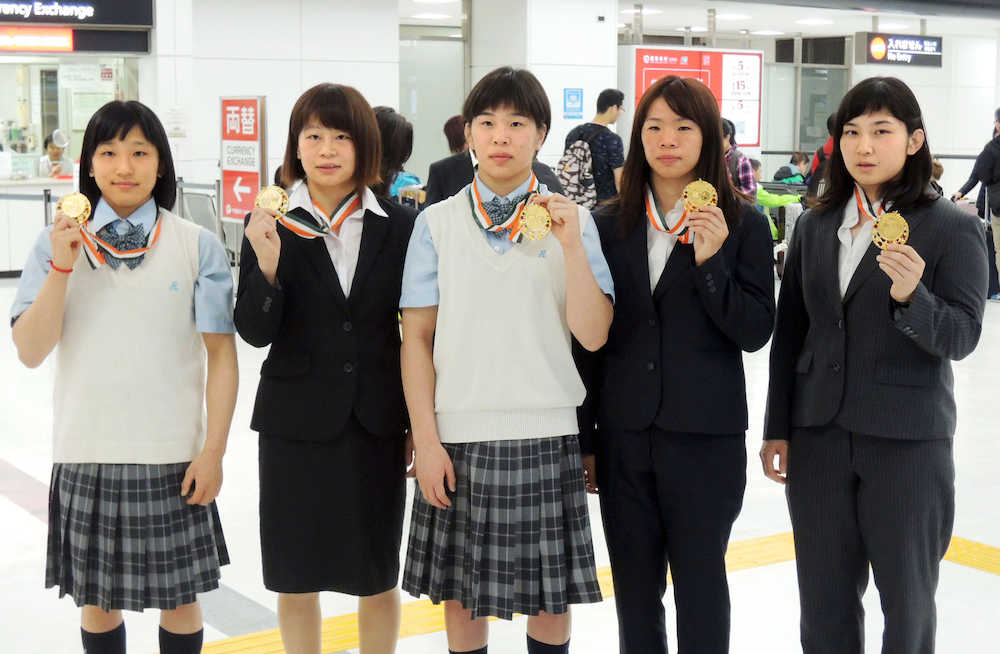 レスリングのアジア選手権の開催地から帰国した（右から）土性沙羅、川井梨紗子ら日本女子代表の選手