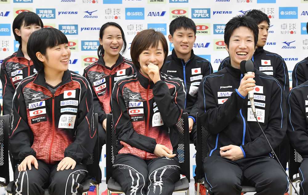 記者会見で抱負を語る卓球日本代表の（前列右から）水谷、石川、平野。後列左から３人目は張本