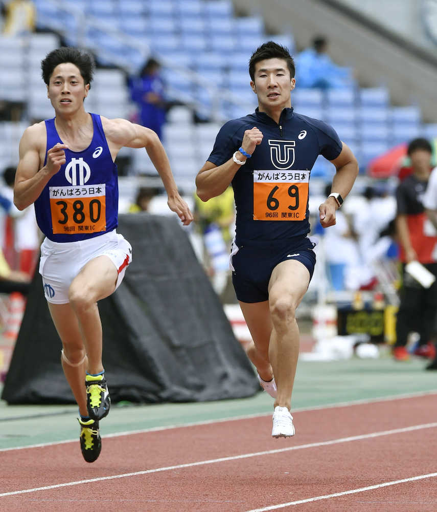 男子１００メートル予選に出場した桐生祥秀（右）