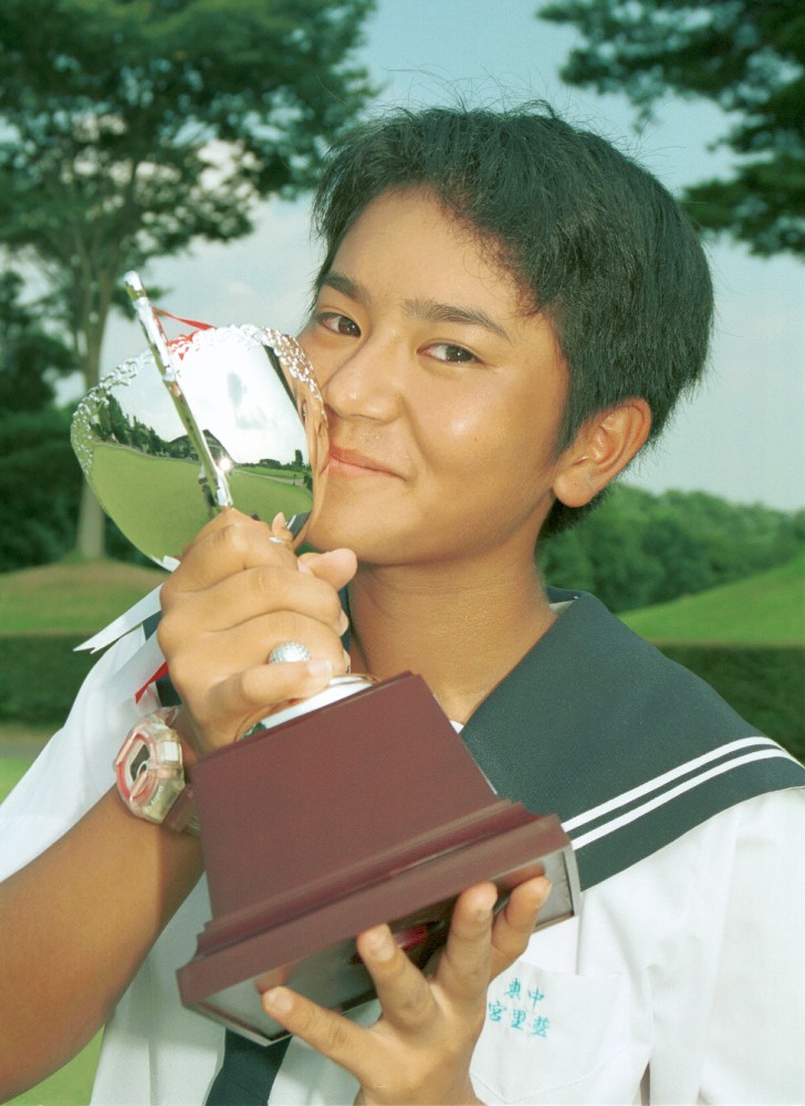 １９９９年８月、全国中学校ゴルフ選手権で初優勝し、トロフィーにキスをする中学２年生の宮里藍