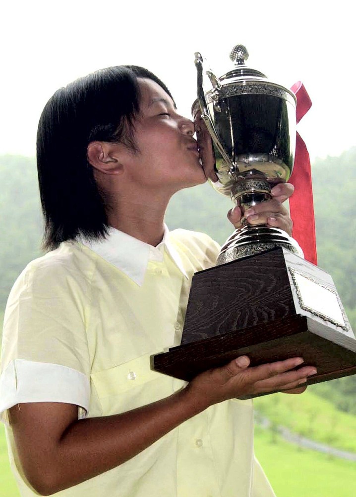 ２００１年８月、全国高等学校ゴルフ選手権大会で優勝し、トロフィーにキスをする高校１年生の宮里藍
