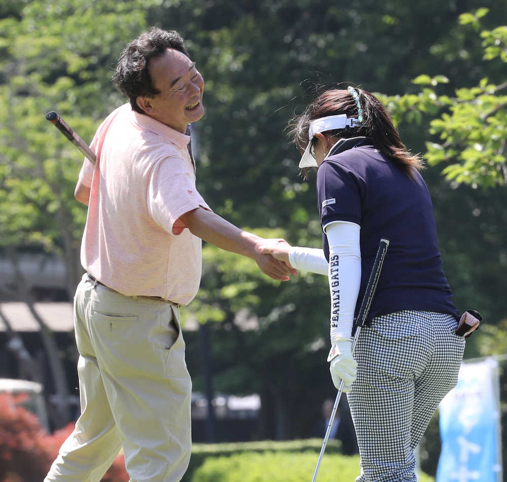 ラウンドを終え松沢知加子（右）と握手する東尾修氏