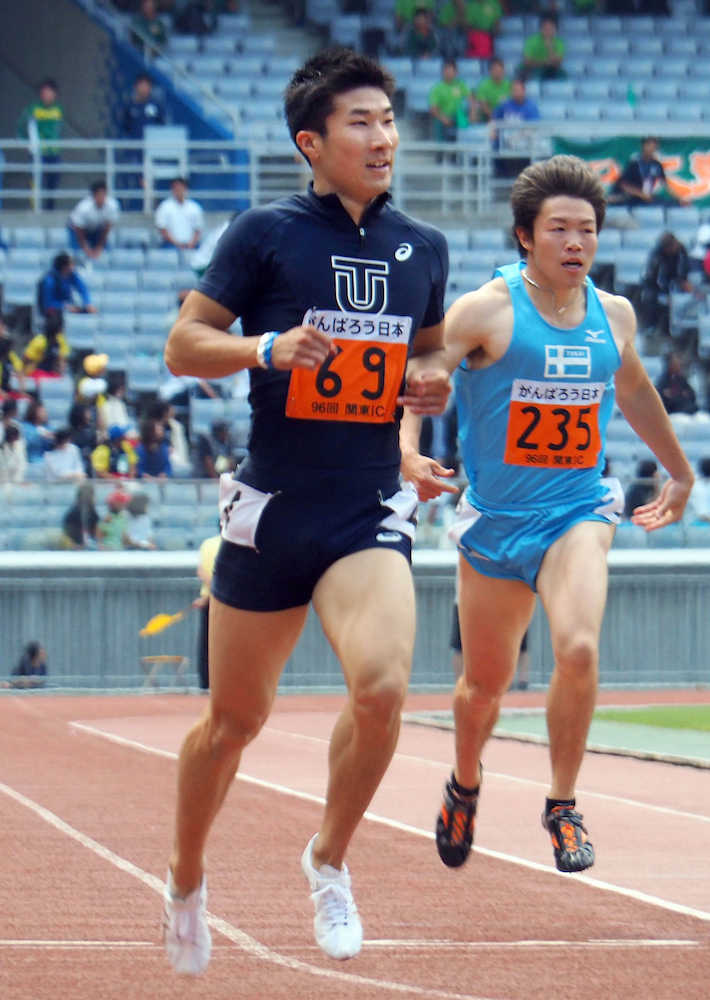 関東学生陸上男子２００メートルで初優勝し、１００メートルとの２冠を達成した桐生（左）
