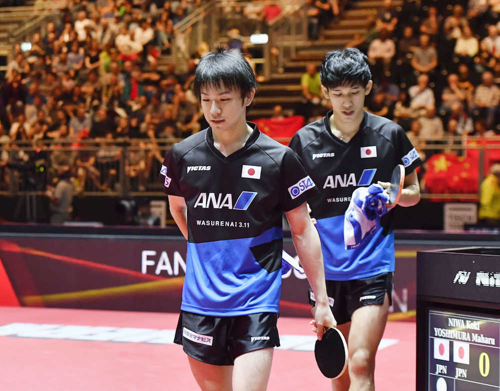 卓球世界選手権第６日　男子ダブルス準決勝で敗れ引き揚げる丹羽（左）、吉村組