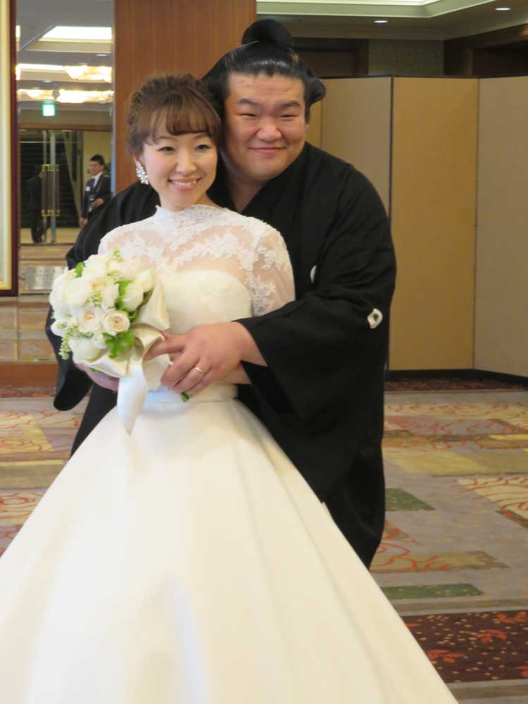 祥子夫人と笑顔で記念撮影する誉富士