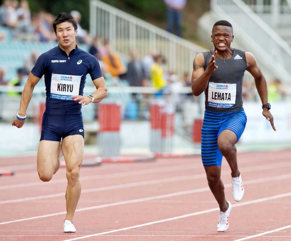 プラハ国際の男子１００メートルで２位となった桐生祥秀（左）（ＡＰ）
