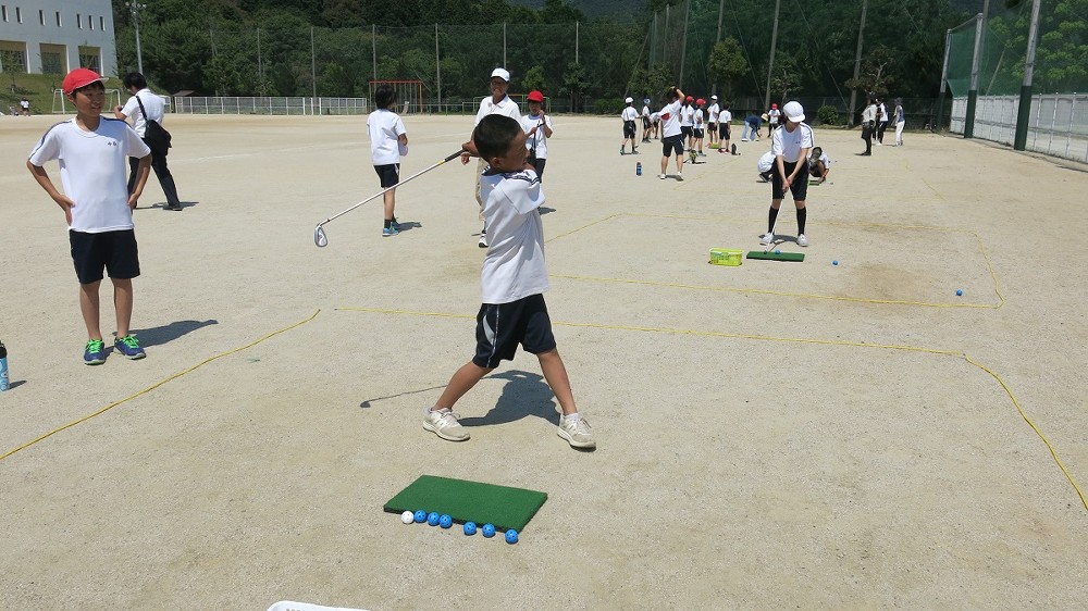 運動場でゴルフの授業を受ける「ほそごう学園」の小学６年生児童たち