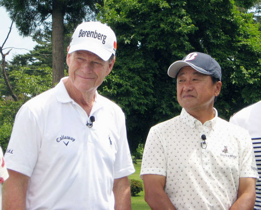 ５ホールのマッチプレーを行ったトム・ワトソン（左）と倉本昌弘