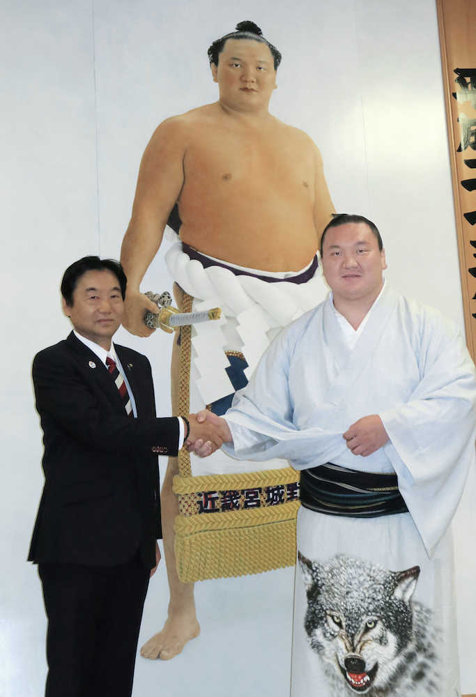 寄贈した優勝額の前で、大阪府東大阪市の野田義和市長（左）と記念撮影する横綱白鵬関