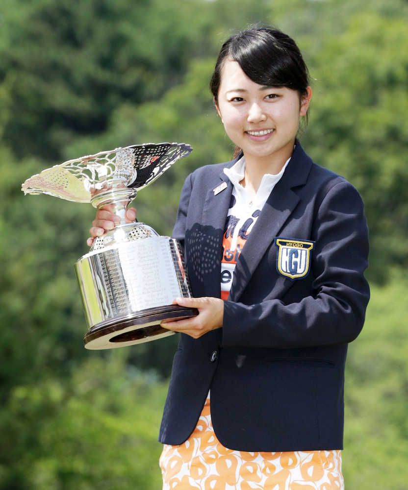 日本女子アマ最終日　通算１４アンダーで初優勝した安田