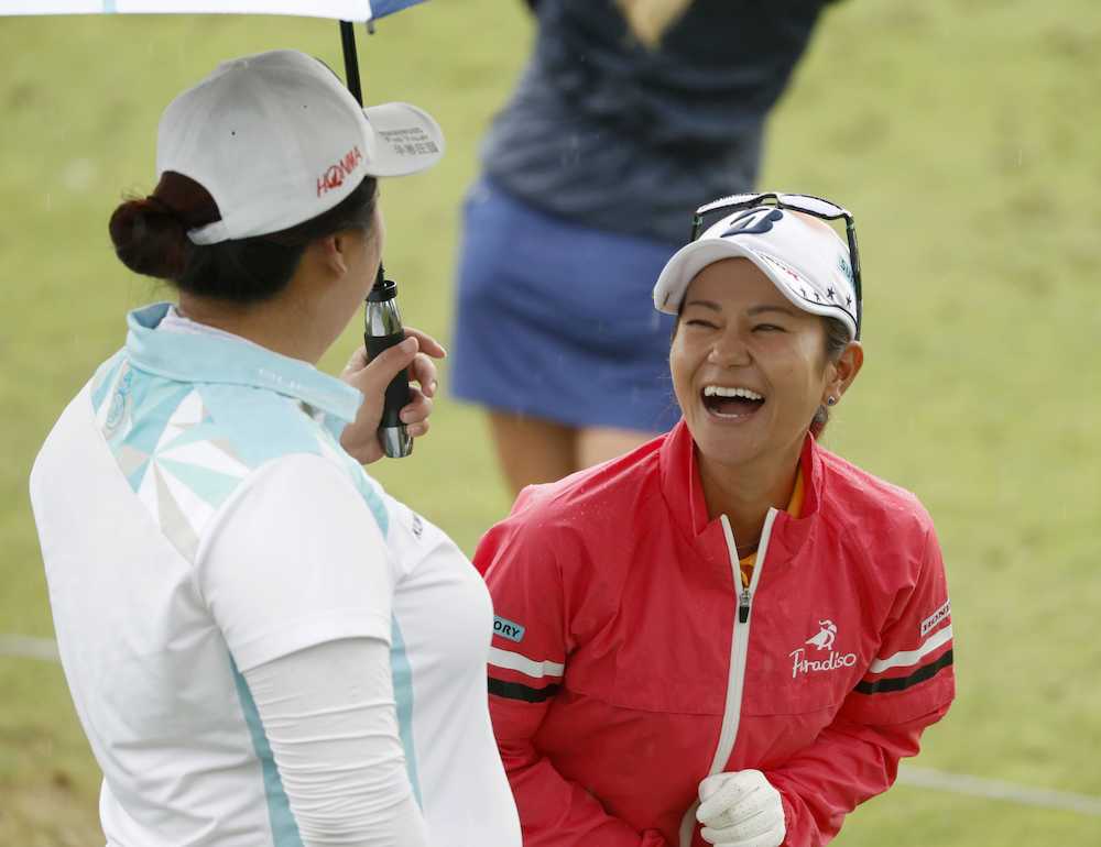 ＜全米女子プロゴルフ練習Ｒ＞練習中、外国人選手（左）と談笑し、明るい表情を見せる宮里藍