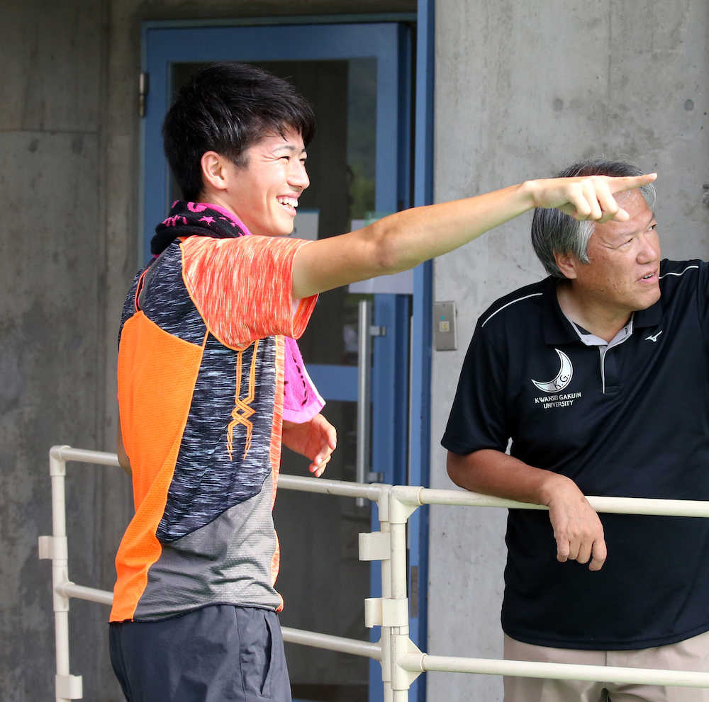 西日本インカレ・男子１００メートル準決勝を終えて、笑顔をみせる多田（右は関西学院大学陸上競技部の竹原純一監督）