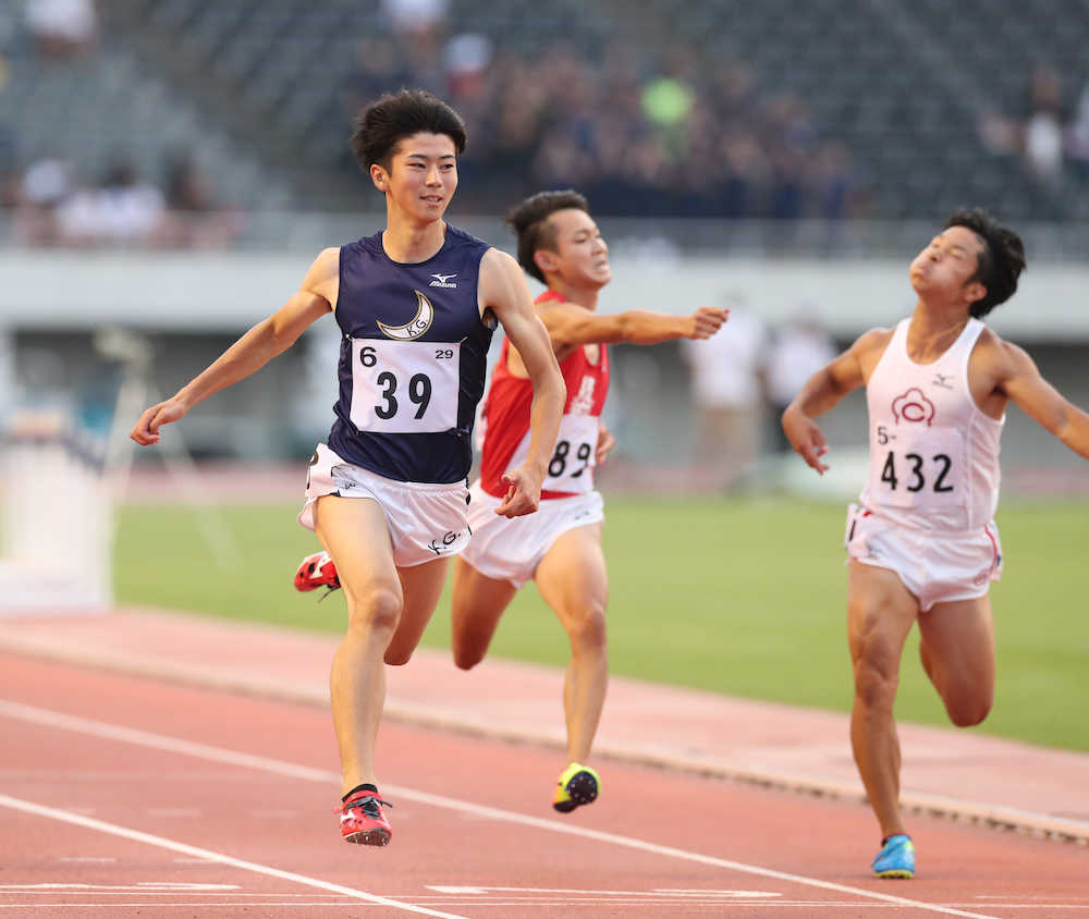 ＜西日本学生対校陸上第２日＞男子１００メートル決勝、１０秒２１の大会新記録で優勝した多田修平（左）