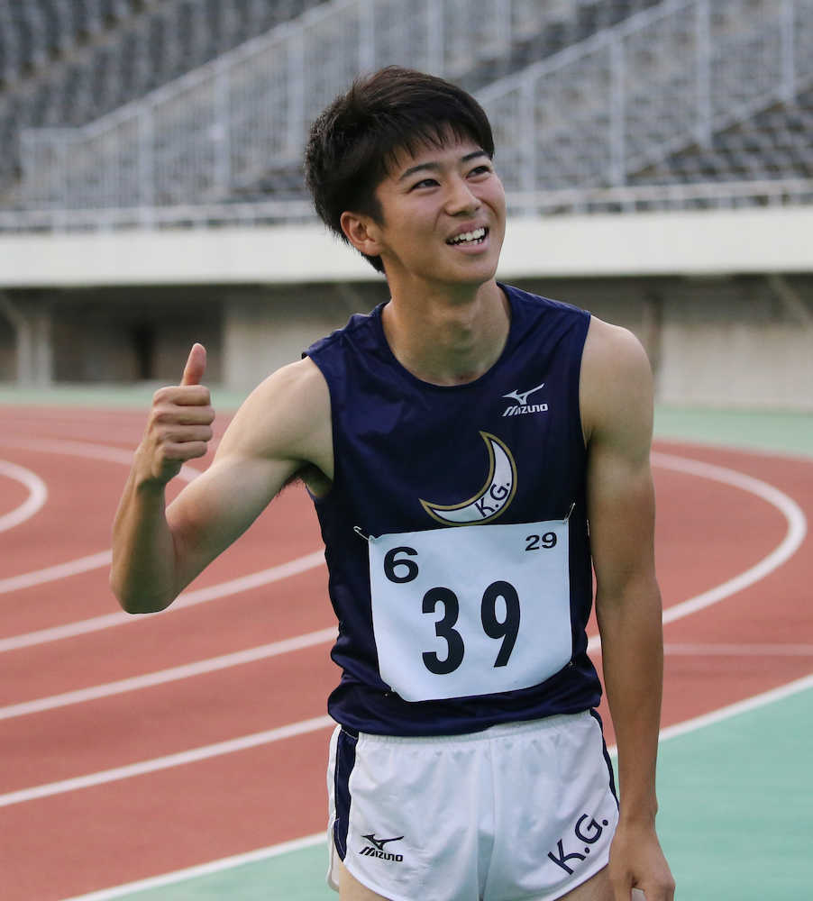 ＜西日本学生対校陸上第２日＞男子１００メートル決勝、１０秒２１の大会新記録で優勝し、観客のリクエストに応えてサムアップポーズをするも、表情は晴れない多田修平