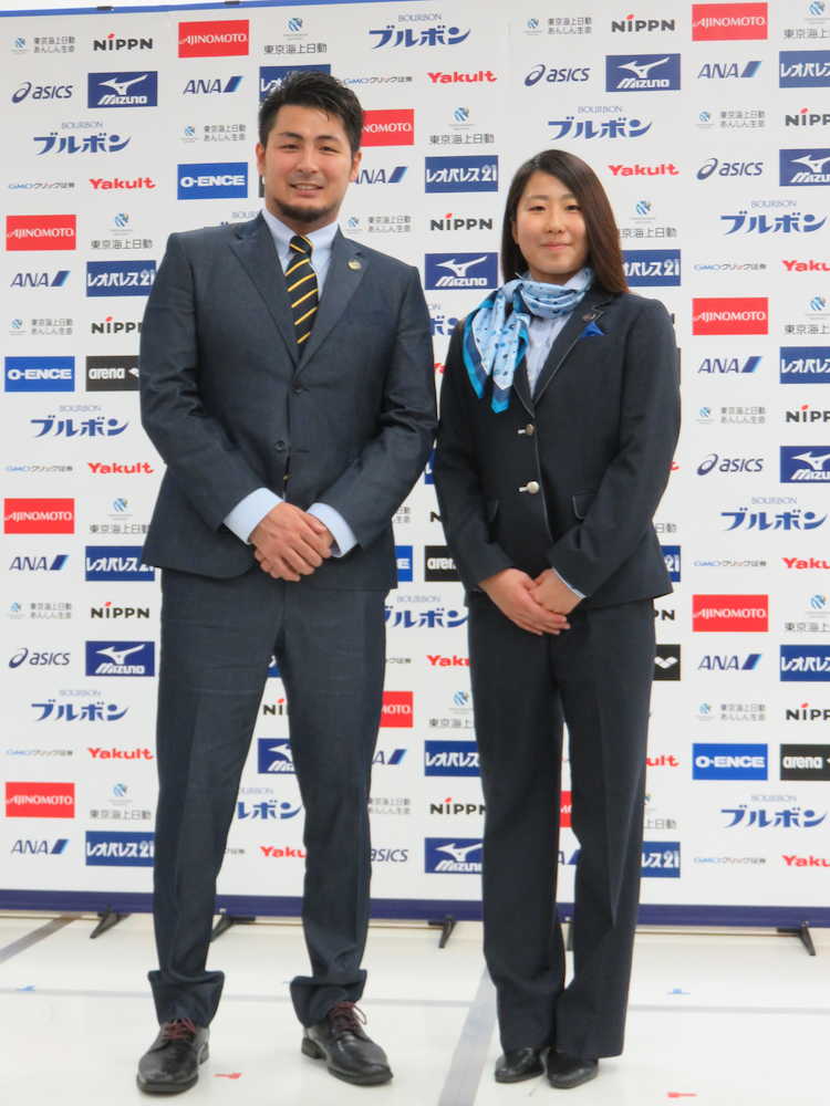 オフィシャルスーツを贈呈された水球日本代表の男子主将・志水祐介（左）と女子主将・鈴木琴莉