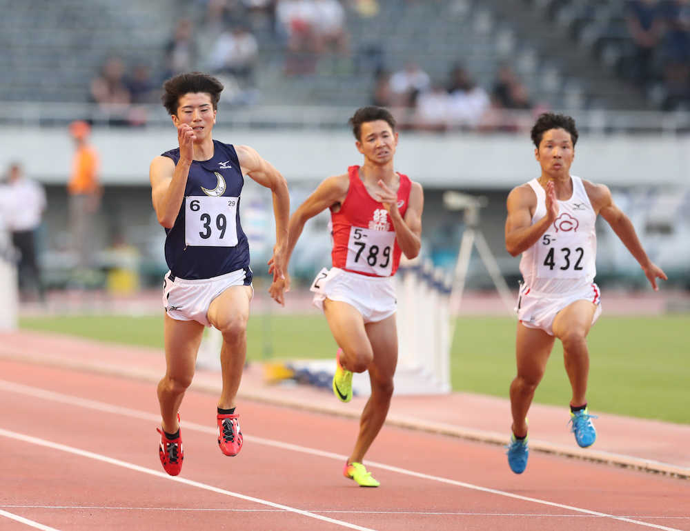 西日本学生対校陸上第２日　男子１００メートル決勝、１０秒２１の大会新記録で優勝した多田（左）