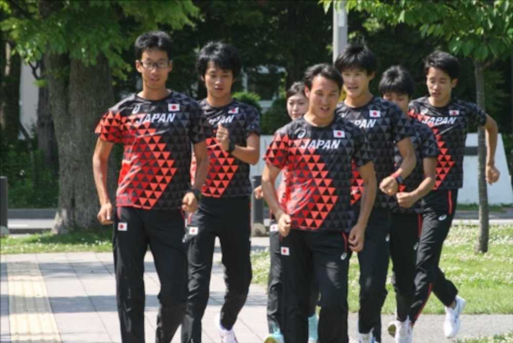 世界選手権に向けた合宿を公開したリオデジャネイロ五輪銅メダリストの荒井広宙（前列目左）ら競歩の日本代表選手