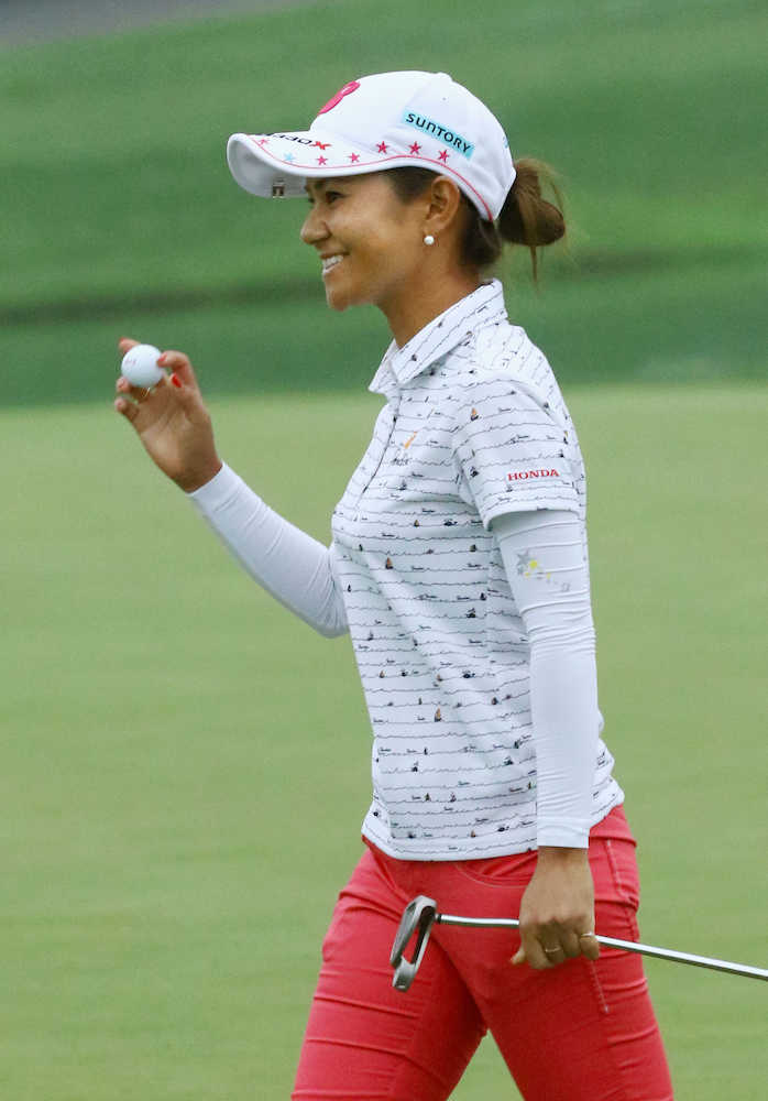 ＜全米女子ゴルフ第２Ｒ＞１８番でバーディーを決め、ギャラリーの歓声に笑顔で応える宮里藍。４１位で予選を通過