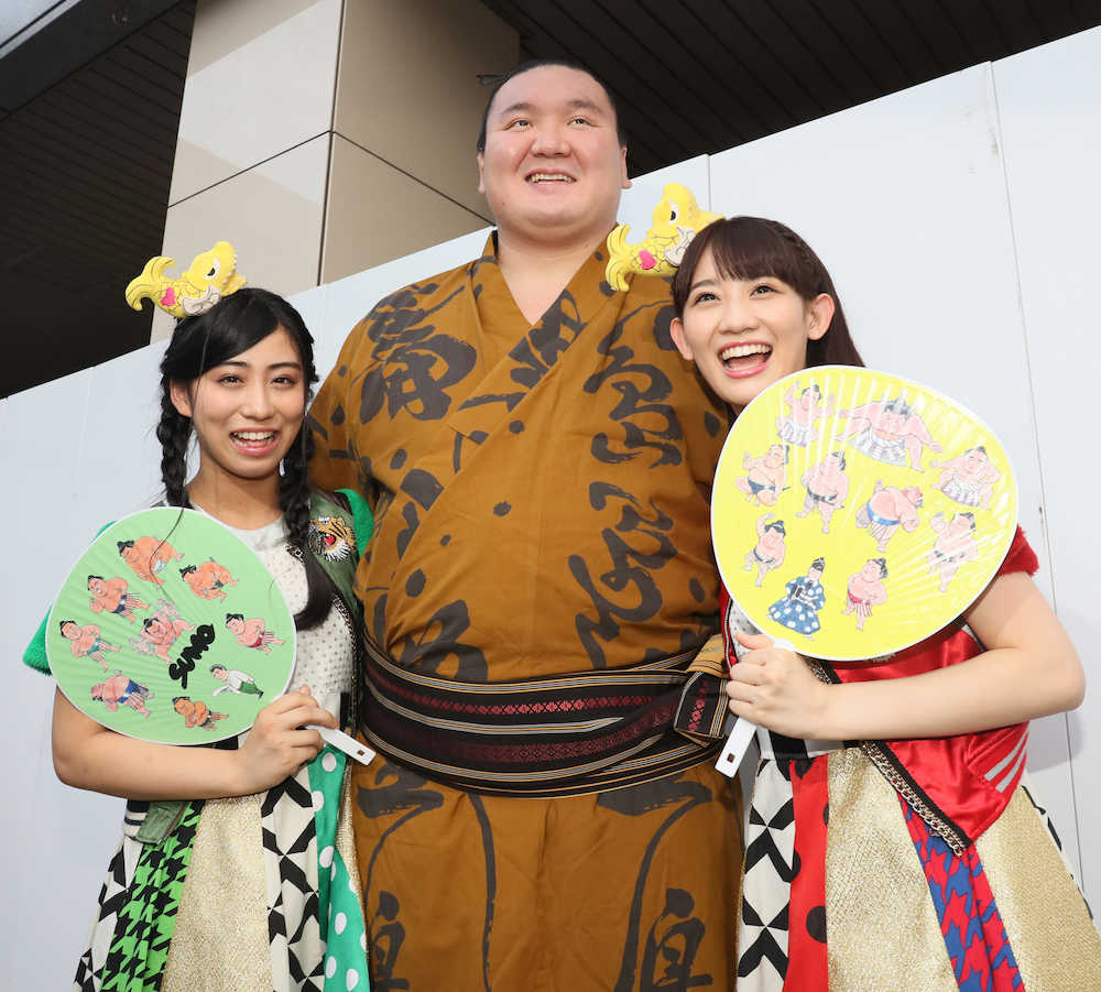 全勝を守った白鵬は地元・名古屋のアイドル・チームしゃちほこの秋本帆華（右）、坂本遥奈に囲まれ満面の笑み