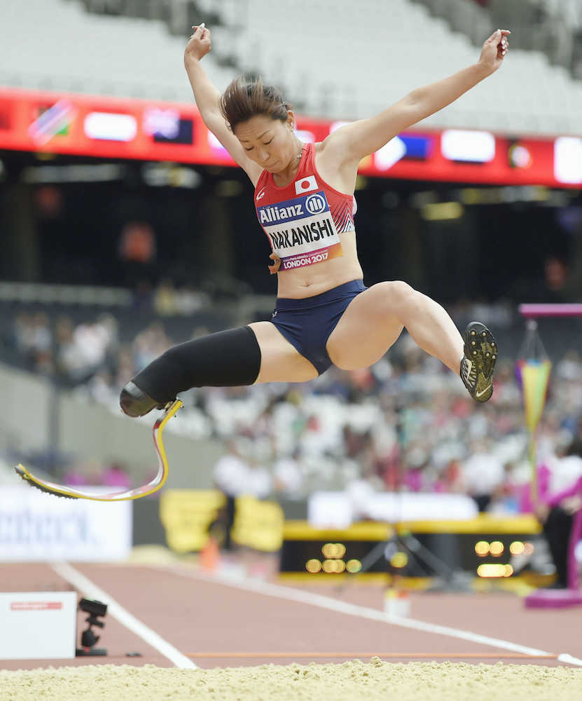 パラ陸上世界選手権第２日女子走り幅跳び（切断などＴ４４）決勝　銅メダルを獲得した中西