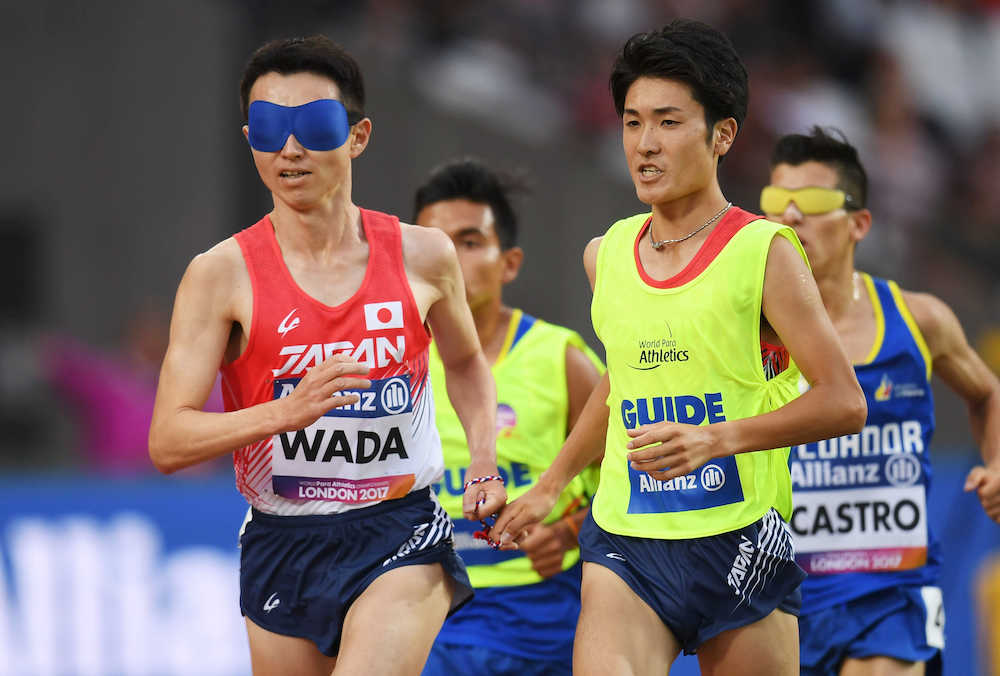 男子５０００メートル（視覚障害Ｔ１１）で銅メダルを獲得した和田伸也（左）