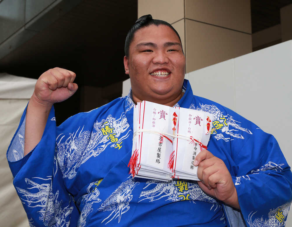 ＜大相撲名古屋場所１１日目＞白鵬を破った御嶽海はたくさんの懸賞を手に笑顔