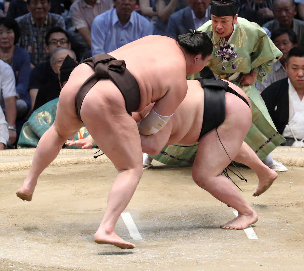 ＜大相撲名古屋場所１４日目＞白鵬（左）ははたき込みで豪栄道を破る