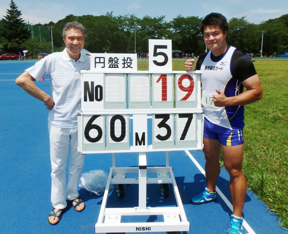 陸上男子円盤投げで、３８年ぶりの日本新記録となる６０メートル３７をマークした堤雄司（右）（国士舘大提供）