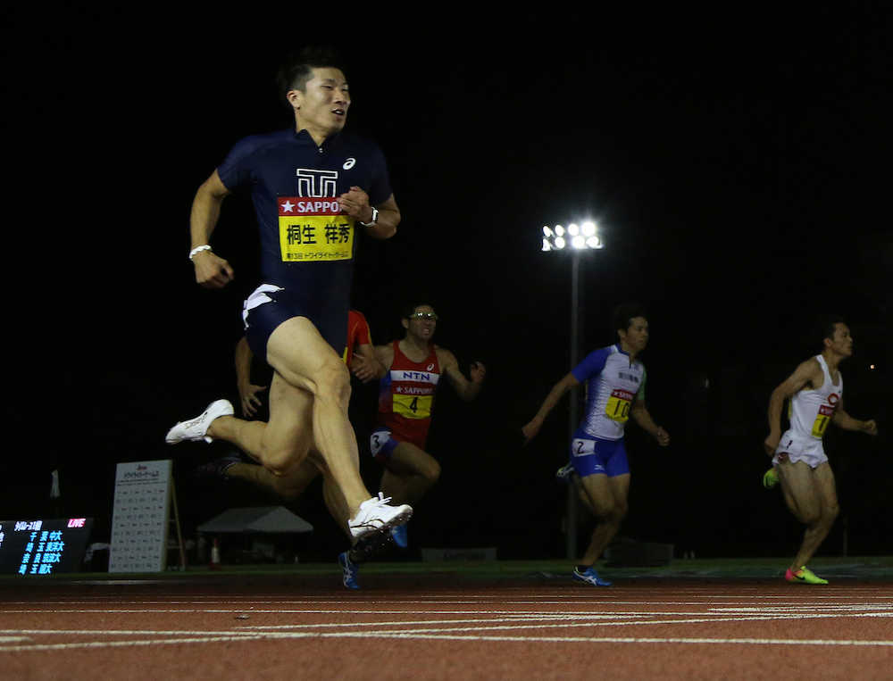 男子１００メートルを１０秒０５で優勝した桐生（中央）