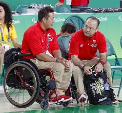 昨年のリオデジャネイロ・パラリンピックで試合後に話し込む日本代表の及川監督（右）と京谷コーチ