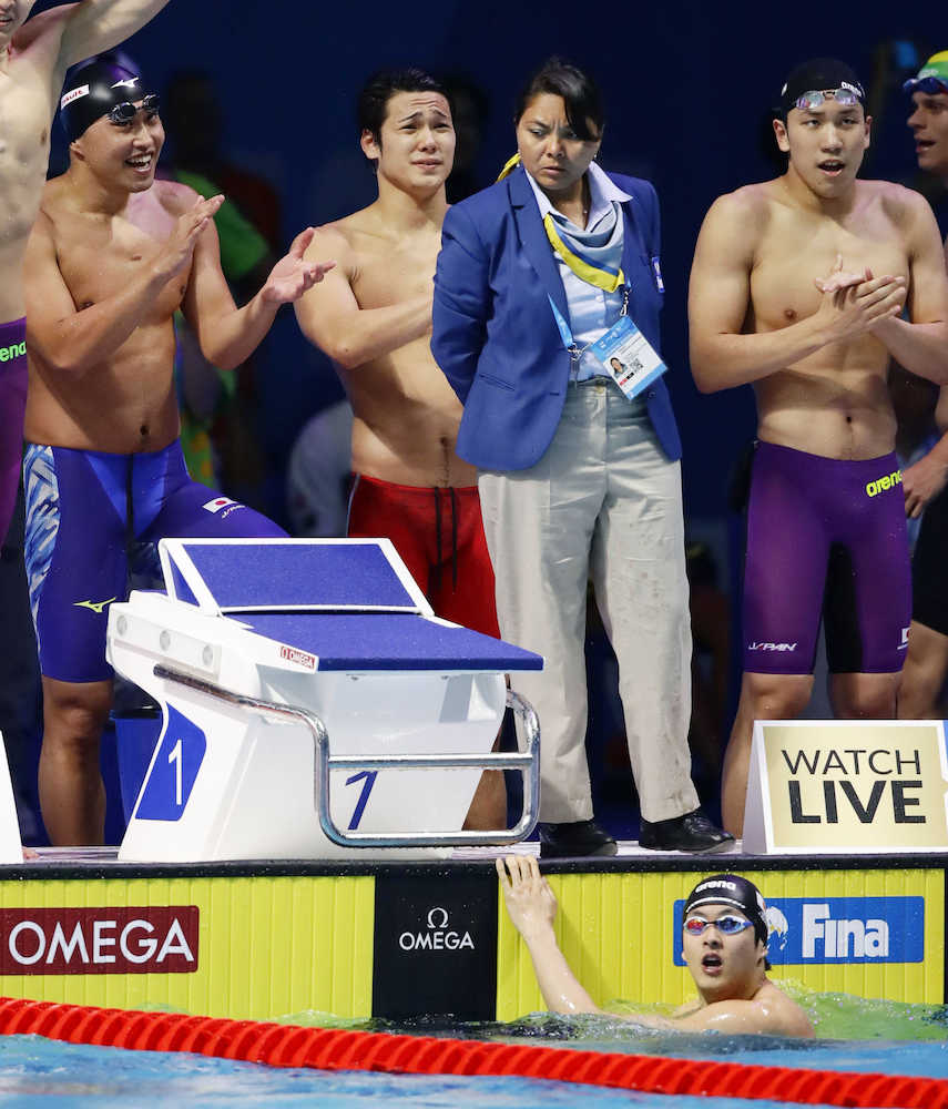 男子４００メートルリレー決勝で日本新をマークし喜ぶ（左から）塩浦、中村、（１人おいて）松元。右下はアンカーの古賀