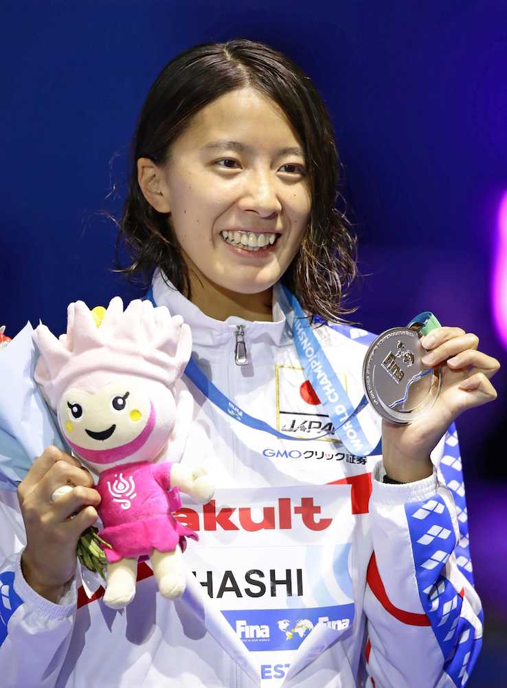 世界選手権女子２００メートル個人メドレーで銀メダルを獲得し、表彰式で笑顔の大橋