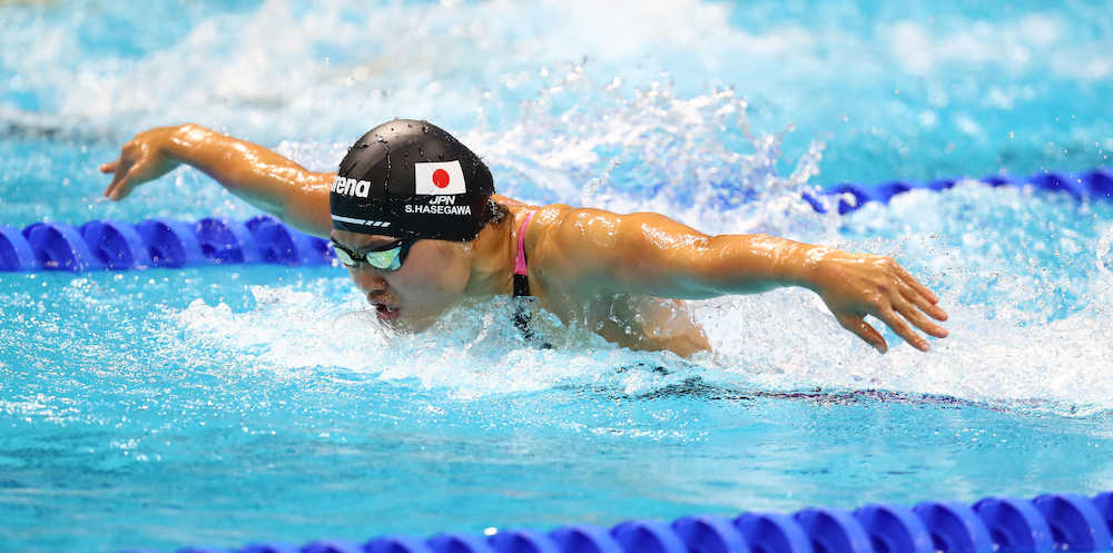 女子２００メートルバタフライ準決勝、力泳する長谷川