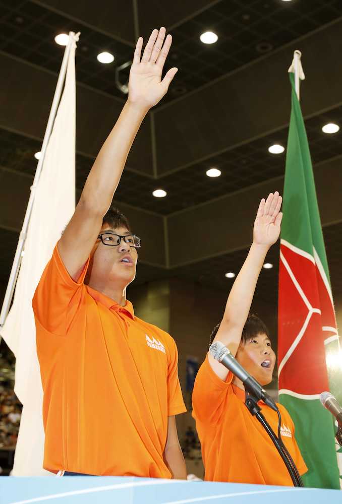 全国高校総体の総合開会式で、選手宣誓する佐藤俊平（左）、中野沙羅の両選手