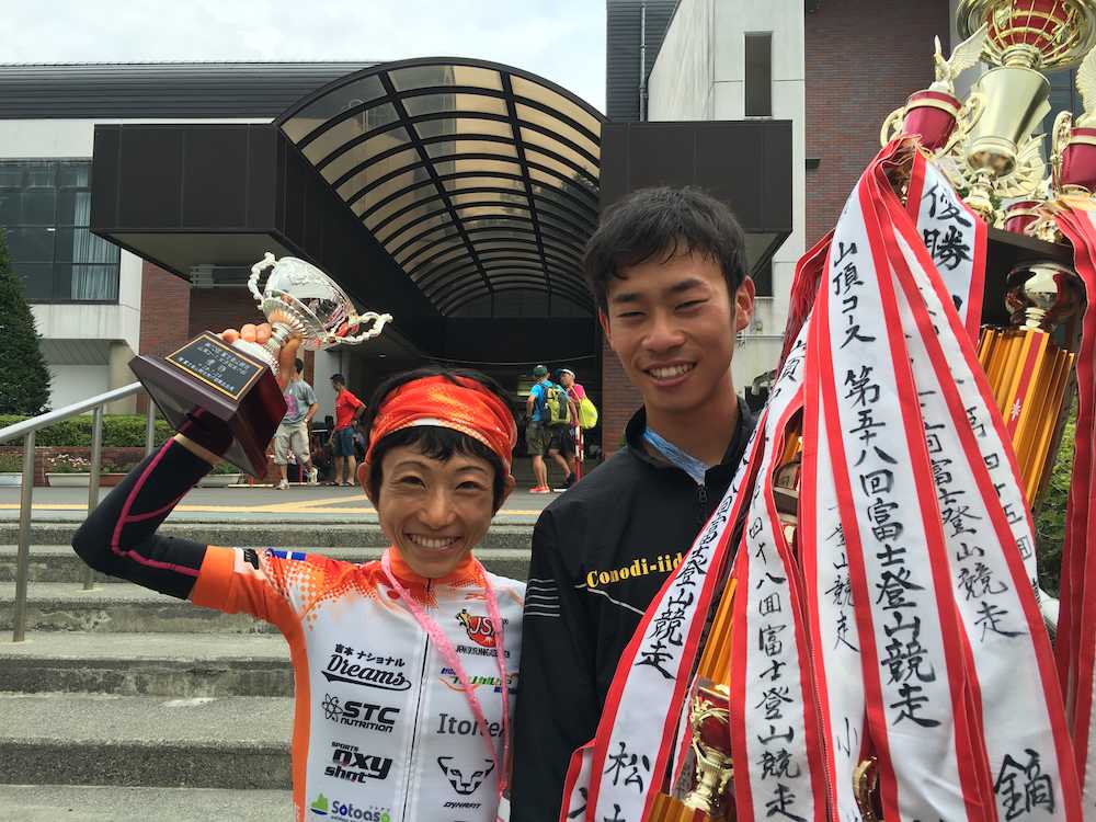 富士登山競走山頂コース優勝者の吉住と五郎谷