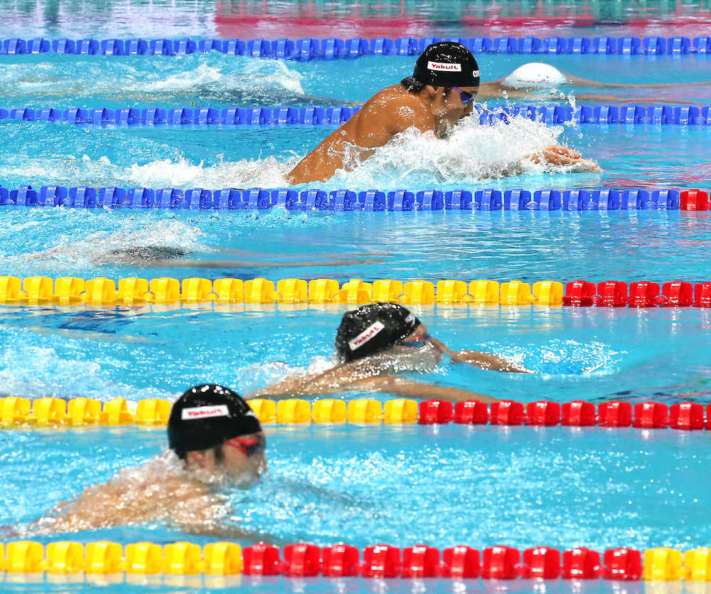 世界選手権男子２００メートル個人メドレー決勝、力泳する瀬戸（上）と萩野（下）