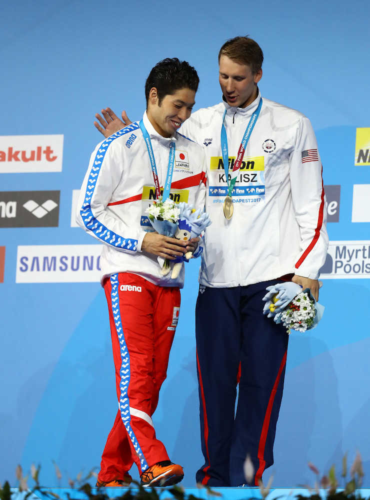 世界選手権男子２００メートル個人メドレー表彰、優勝したケイリシュ（右）のねぎらいを受ける２位の萩野
