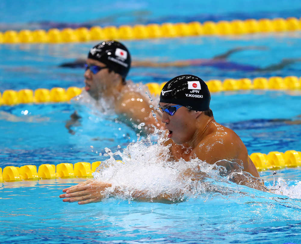 世界選手権男子２００メートル平泳ぎ決勝、２位の小関（右）と３位の渡辺
