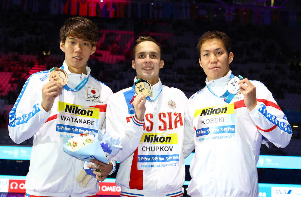男子２００メートル平泳ぎ表彰、メダル手にする（左から）２位の小関、１位のＡ・チュプコフ、３位の渡辺