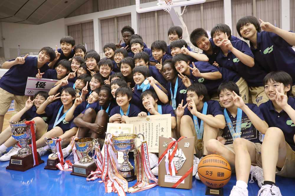 全国高校総体・バスケ女子　優勝した岐阜女の選手ら