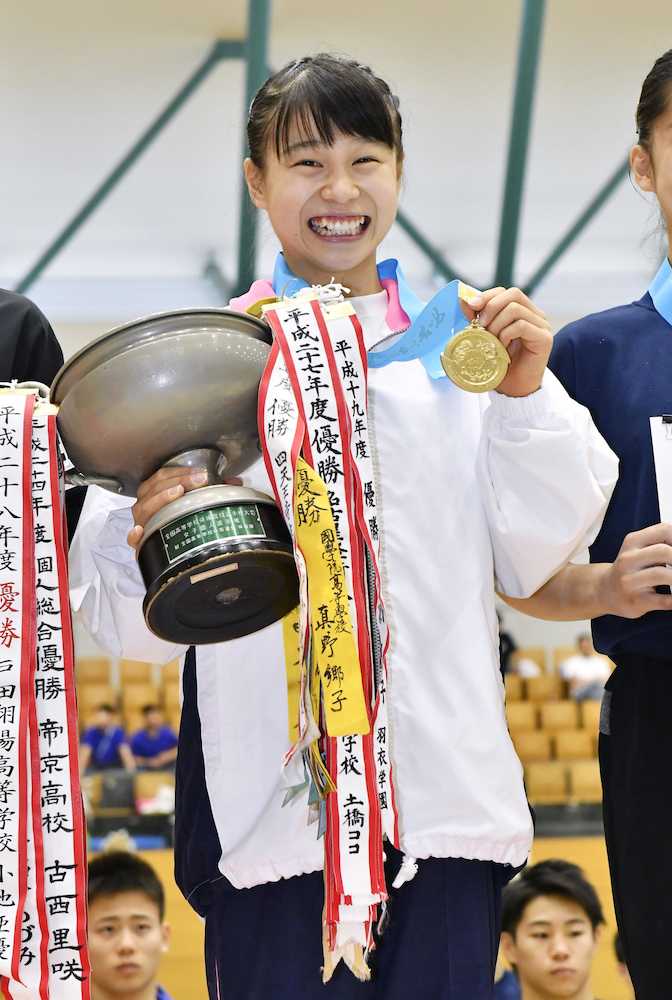 女子個人総合で優勝し、メダルを手に笑顔の藤村女・杉原愛子