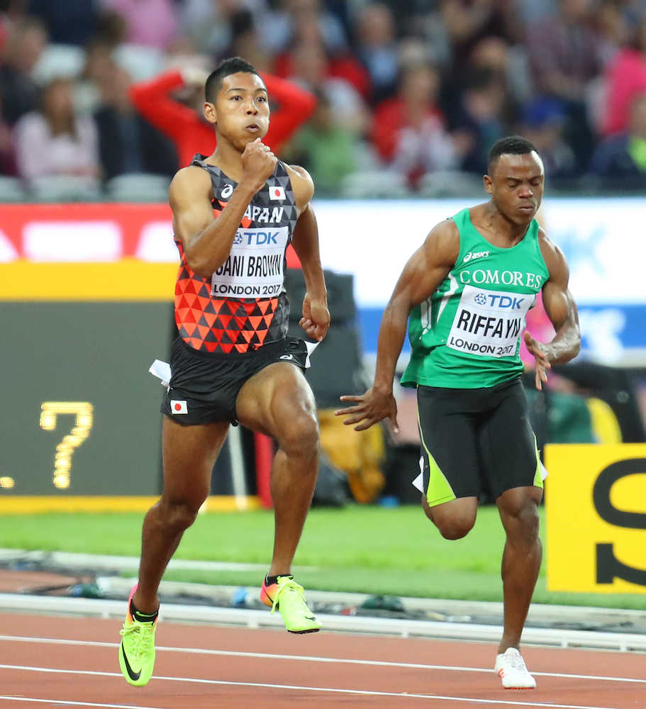 世界陸上男子１００メートル予選　準決勝進出を果たしたサニブラウン（左）