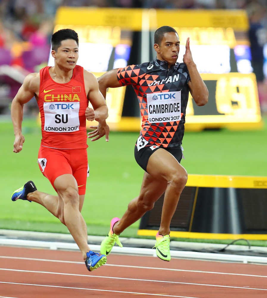 世界陸上男子１００メートル予選　準決勝進出を果たしたケンブリッジ飛鳥（右）