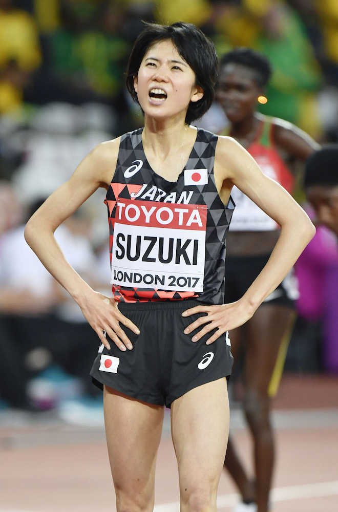 女子１万メートル　ゴール後、悔しそうな表情でタイムを確認する鈴木亜由子