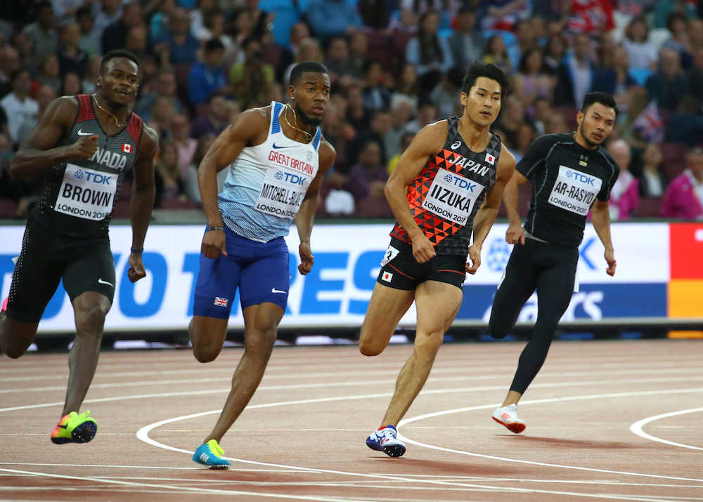 男子２００メートル予選、力走する飯塚（右から２人目）