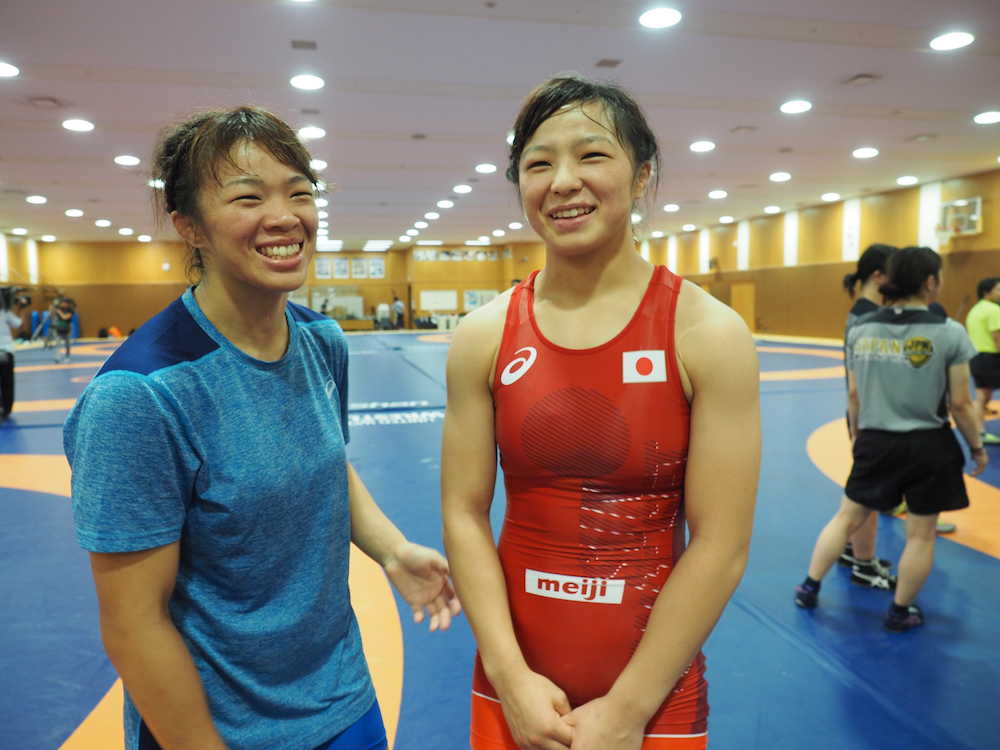 姉妹そろって世界選手権出場が決まった川井梨紗子と妹の友香子（右）
