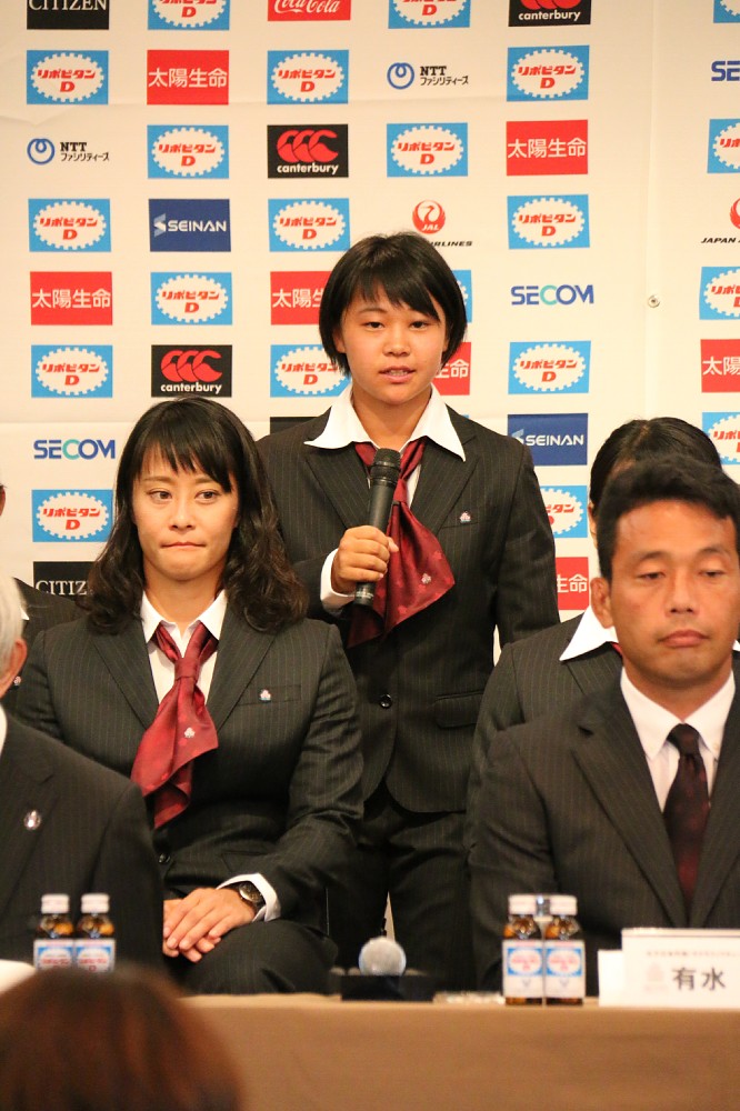 女子Ｗ杯の日本代表メンバー・津久井（中央）