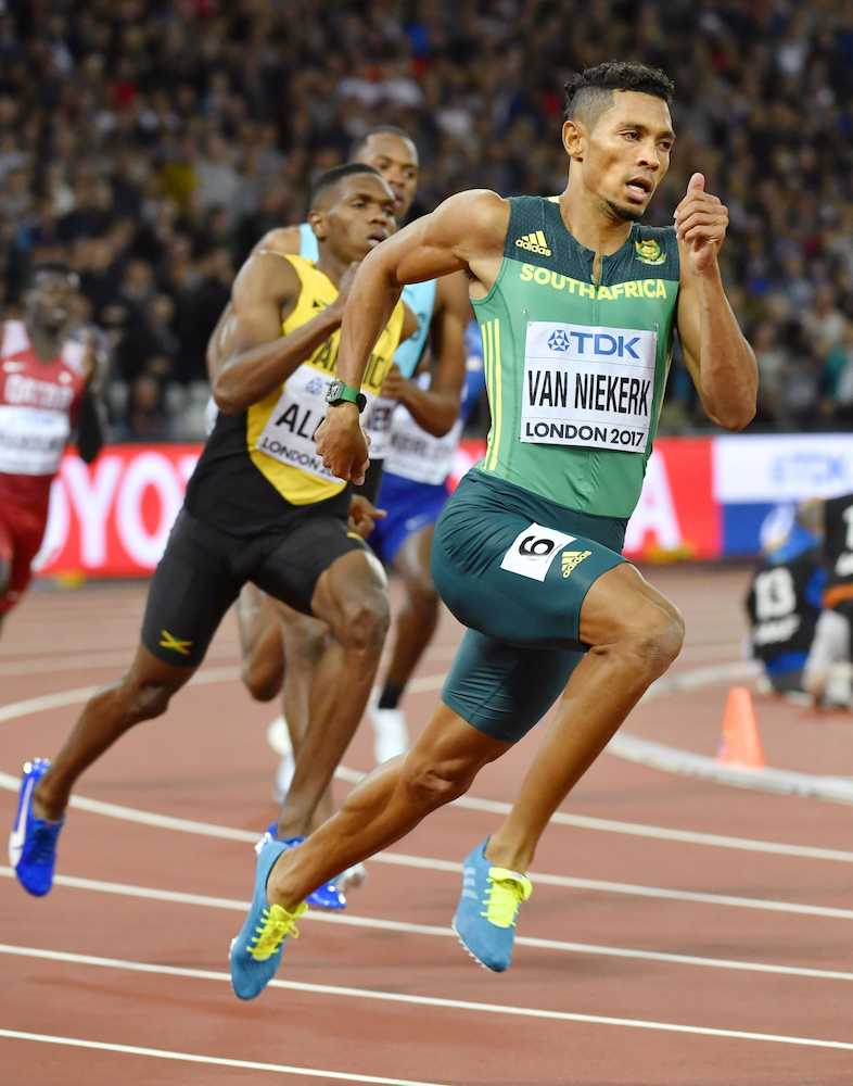 男子４００メートル決勝で優勝した南アフリカのウェード・ファンニーケルク