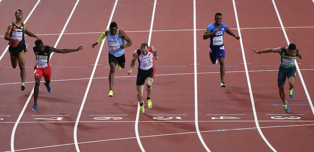 世界陸上男子２００メートル決勝　サニブラウン（左）は７着に終わる（ＡＰ）